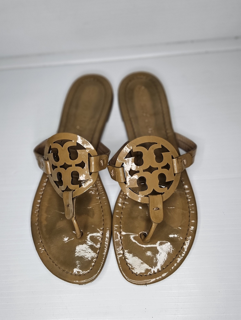 Tory Burch Miller Patent Leather Sandals 9 Tan Thong Flats Logo